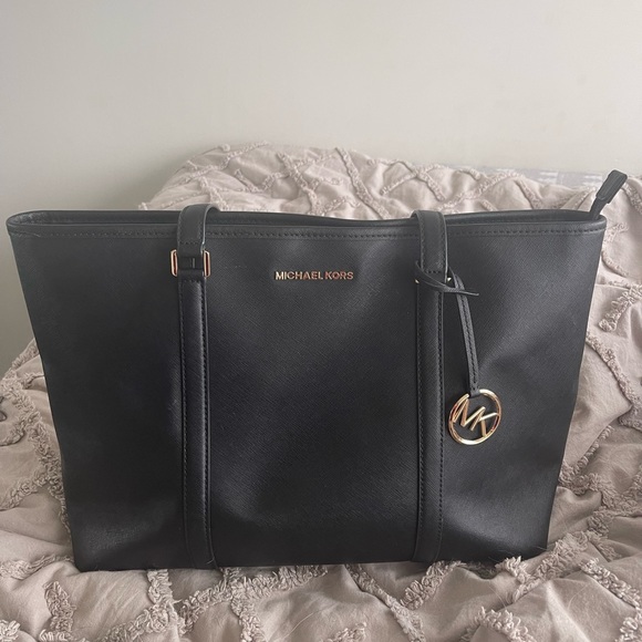 Jet Set Medium Saffiano Leather Top-Zip Tote Bag - Picture 2 of 14